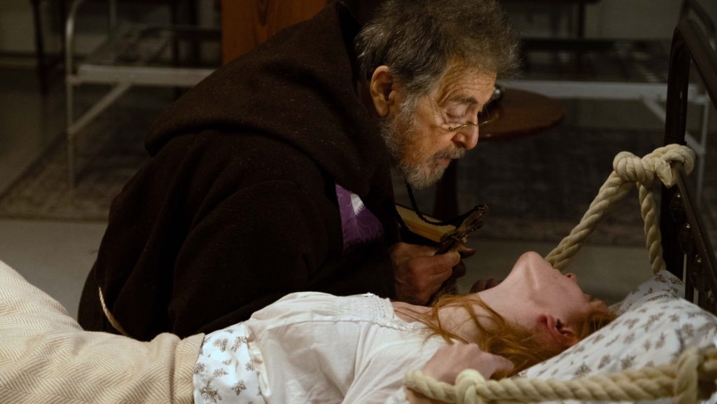 Al Pacino y Abigail Cowen actúan en una escena de la película "The Ritual", centrada en un exorcismo. (Foto OSV News/Emma Hogue, XYZ Films)