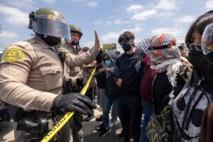 LOS ANGELES PROTESTS ICE IMMIGRATION RAIDS | Angelus en Español Agentes del Sheriff del Condado de Los Ángeles mantienen un cordón de seguridad tras múltiples detenciones de ICE en Compton, California, el 7 de junio de 2025. (OSV News/Barbara Davidson, Reuters)