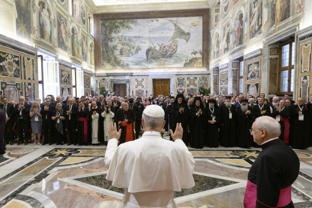 El Papa León XIV saluda a los participantes en una conferencia sobre las implicaciones ecuménicas del 1700 aniversario del Concilio de Nicea, el 7 de junio de 2025, en la Sala Clementina del Palacio Apostólico del Vaticano. (CNS/Vatican Media)