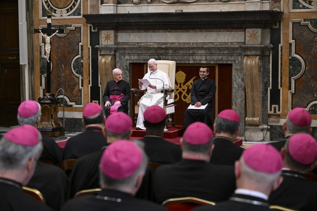 El Papa León XIV habla con los nuncios apostólicos y otros diplomáticos papales durante una audiencia en el Vaticano el 10 de junio de 2025. (CNS photo/Vatican Media)
