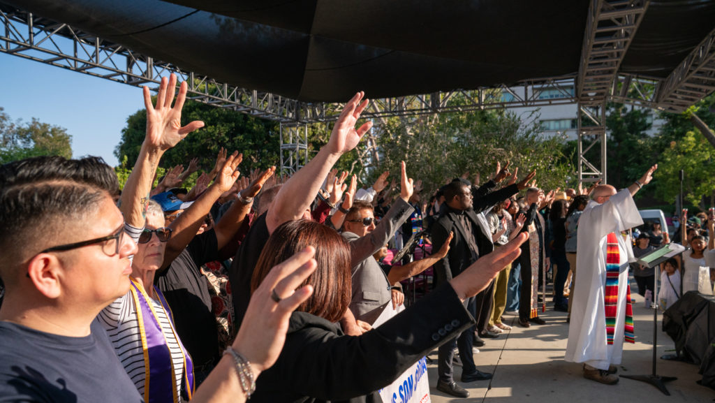 Una multitud participa en una vigilia interreligiosa de oración en el Grand Park de Los Ángeles el 10 de junio, en medio de redadas de ICE y protestas. (John Rueda)