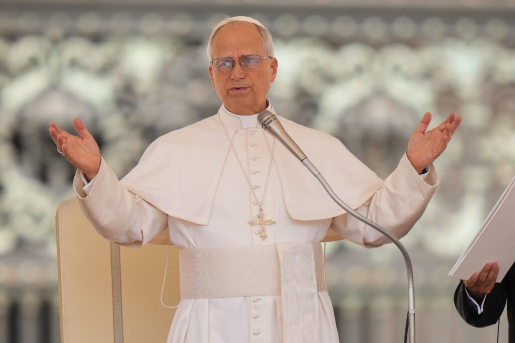El Papa León XIV reza al concluir su audiencia general el 11 de junio de 2025 en la Plaza de San Pedro del Vaticano. (Foto CNS/Lola Gomez)