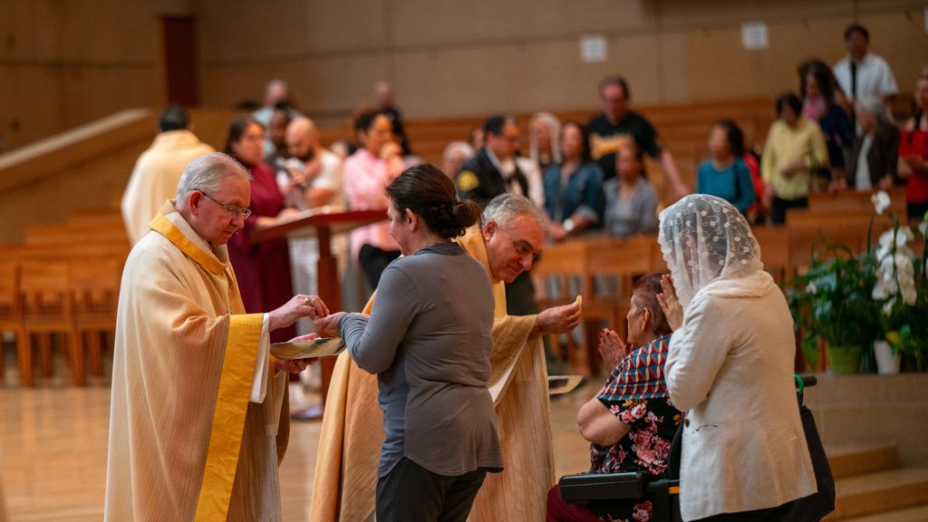 El Arzobispo José H. Gómez y Monseñor Antonio Cacciapuoti, párroco de la Catedral de Nuestra Señora de los Ángeles, administran la Sagrada Comunión en la Misa por la Paz y la Unidad del 11 de junio de 2025. (John Rueda/Arquidiócesis de Los Ángeles)