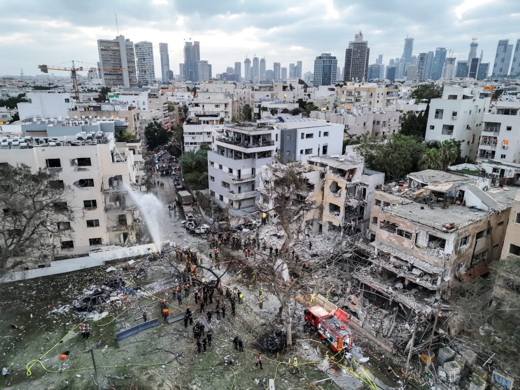 Una foto tomada por un dron muestra los daños sobre viviendas residenciales en Tel Aviv, Israel, el 16 de junio de 2025, en el lugar del impacto tras un ataque con misiles desde Irán. Irán disparó una nueva oleada de misiles contra Israel a primera hora del 16 de junio, matando a varias personas, mientras Israel advertía a los residentes de parte de Teherán que evacuaran antes de nuevos ataques. (OSV NewsMoshe Mizrahi, Reuters)