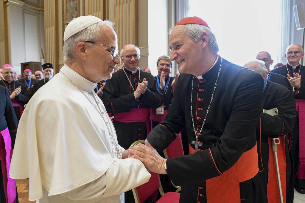 El Papa León XIV saluda al Cardenal Matteo Zuppi de Bolonia, presidente de la Conferencia Episcopal Italiana, durante una reunión con unos 200 miembros de la conferencia en la Sala de las Bendiciones en el Vaticano el 17 de junio de 2025. (CNS photo/Vatican Media)