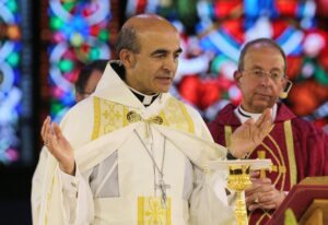 SPANISH BISHOP A ELIAS ZAIDAN | Angelus en Español El obispo A. Elias Zaidan, de la Eparquía Maronita de Nuestra Señora del Líbano de Los Ángeles, aparece con el arzobispo de Baltimore, William E. Lori, en una foto de archivo de 2017. El obispo Zaidan, presidente del Comité de Justicia y Paz Internacional de la Conferencia de Obispos Católicos de Estados Unidos, insta a la oración ferviente y a una sólida diplomacia internacional para una paz duradera entre Israel e Irán en medio de los ataques entre ellos. (Foto OSV News/Bob Roller)