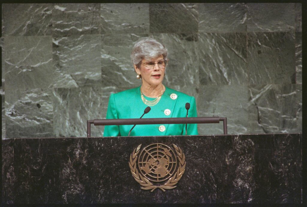 La entonces presidenta de Nicaragua, Violeta Barrios de Chamorro, se dirige a la Asamblea General de las Naciones Unidas en la sede de la ONU en Nueva York el 27 de septiembre de 1990. Chamorro, quien llevó al poder a una coalición de 14 partidos políticos en las elecciones de 1990 -- derrocando al líder sandinista Daniel Ortega y poniendo fin a casi una década de guerra civil -- falleció el 14 de junio de 2025 en el exilio a los 95 años en San José, Costa Rica. (Foto OSV News/Ray Stubblebine, Reuters)