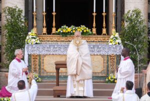 SPANISH POPE LEO XIV CORPUS CHRISTI CELEBRATION 2025 | Angelus en Español El Papa León XVI proclama la bendición tras la procesión del Corpus Christi en la Basílica de Santa María la Mayor de Roma, el 22 de junio de 2025. (CNS/Lola Gomez)