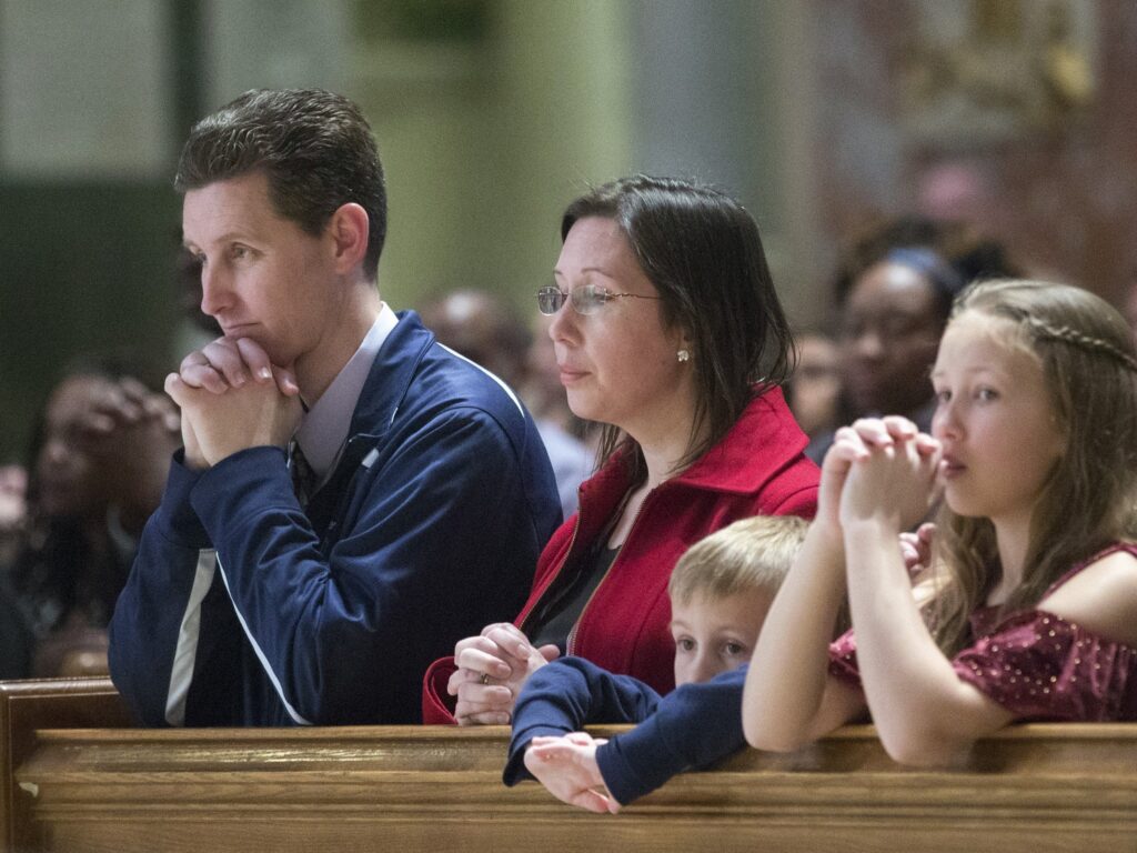 Una foto de archivo muestra a una familia rezando durante la Misa en la Catedral de San Mateo Apóstol en Washington. El Pew Research Center publicó el 16 de junio de 2025 un análisis de la vida católica en Estados Unidos. (Foto OSV News/Jaclyn Lippelmann, Catholic Standard)