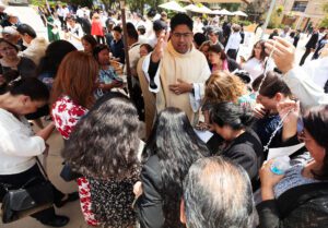 El Padre Jorge Moncada bendice a un grupo de seres queridos y simpatizantes después de la Misa de ordenación en la Catedral de Nuestra Señora de los Ángeles el 31 de mayo. (Víctor Alemán)