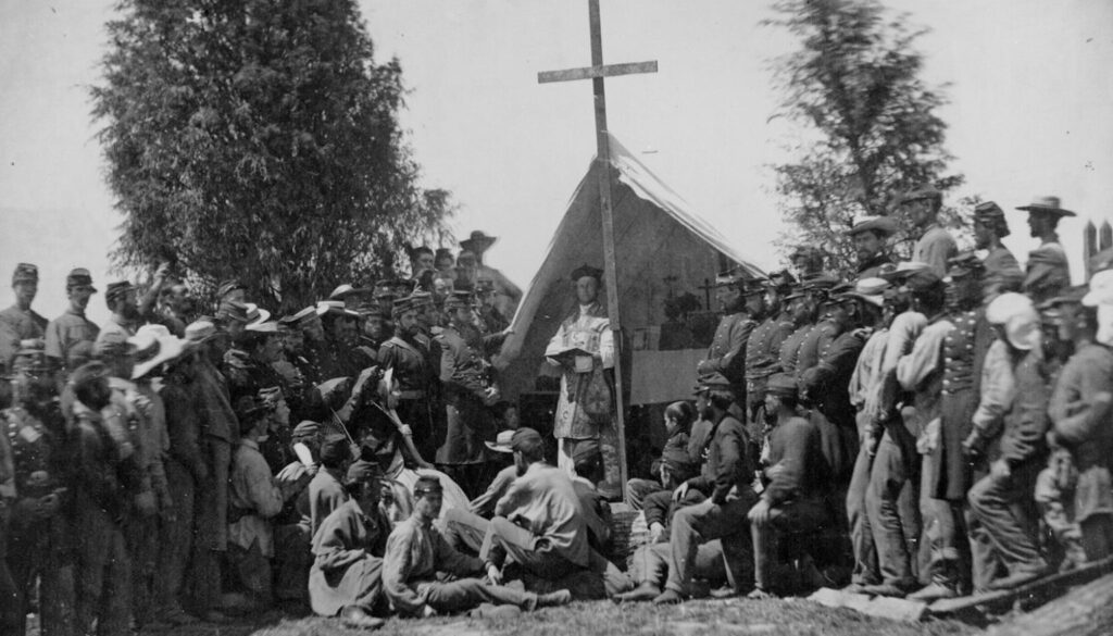 El padre Thomas Mooney celebra misa para la Milicia del Estado de Nueva York Nº 69 en el campamento de Fort Corcoran, Washington D.C., el 1 de junio de 1861. (Mathew B. Brady/Cortesía de la Biblioteca del Congreso/Dominio público vía Wikimedia Commons)