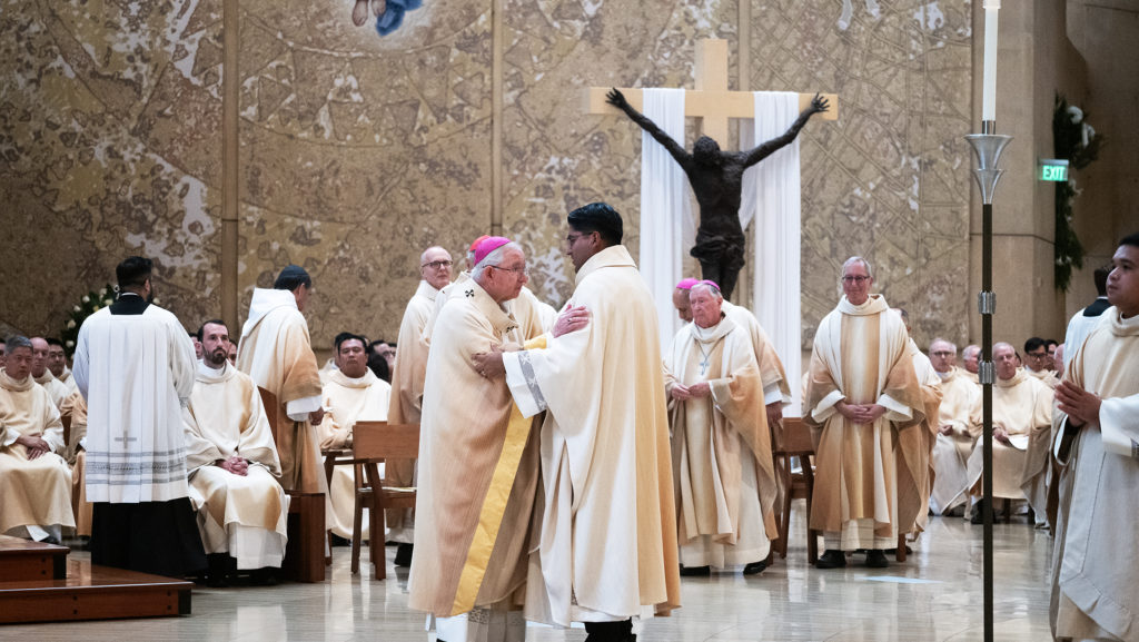 El arzobispo José H. Gómez le ofrece el gesto de la paz al recién ordenado Padre Jorge Moncada durante la misa de ordenación, en la Catedral de Nuestra Señora de los Ángeles, el día 31 de mayo. (Víctor Alemán)