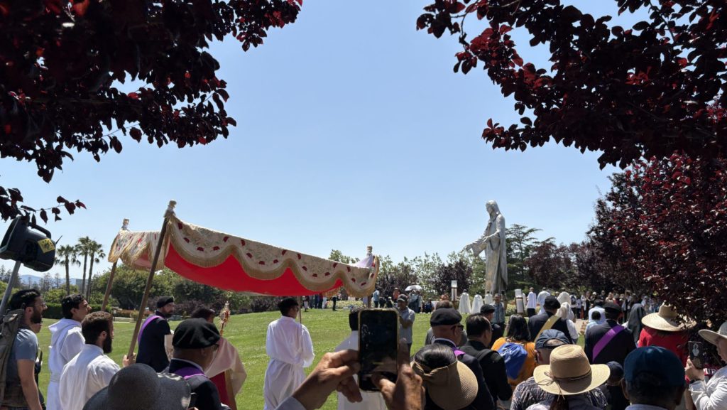 Un grupo de peregrinos en el Camino de California llega al Santuario de Nuestra Señora de la Paz en Santa Clara. (Greg Wood)