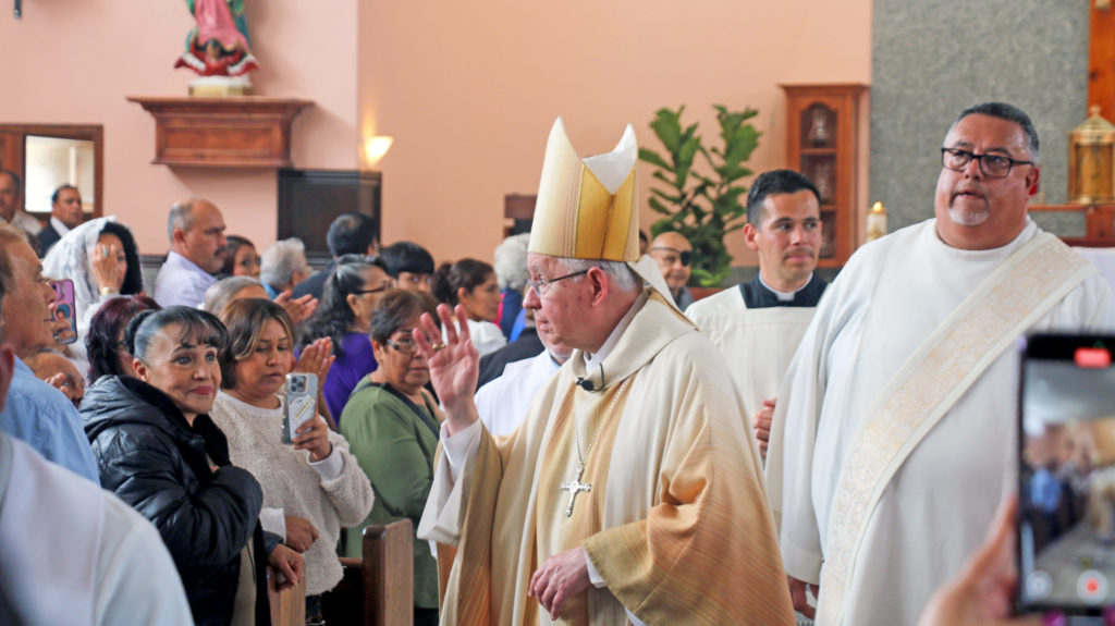 El arzobispo José H. Gomez saluda a los feligreses al final de la Misa en la Capilla Cristo Rey en Oxnard, el 26 de mayo de 2025. (Pablo Kay)