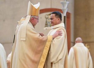 LAD-WILD ART- | Angelus en Español El arzobispo José H. Gomez ofrece el beso de la paz al diácono Dennis Resurreccion durante la Misa de ordenación. (John McCoy)