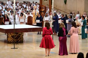 DSC_0752 | Angelus en Español Las esposas de los nuevos diáconos permanentes reciben un reconocimiento por su formación y acompañamiento junto a sus esposos. (John McCoy)