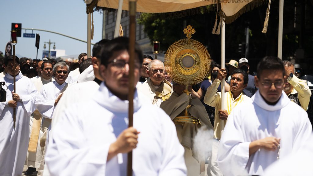 El arzobispo José H. Gomez procesiona con el Santísimo Sacramento por el centro de Los Ángeles en la solemnidad de Corpus Christi, el 19 de junio de 2022, para dar inicio al Avivamiento Eucarístico Nacional en Los Ángeles. (Víctor Alemán)