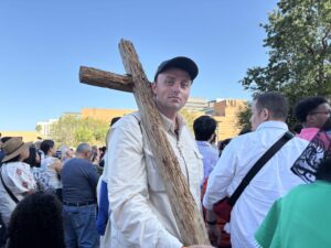 IMG_3273-scaled | Angelus en Español John David Rutledge muestra con orgullo una cruz enterrada entre maleza que encontró durante el Camino de California, que se unió a la Peregrinación Eucarística Nacional. (Natalie Romano)