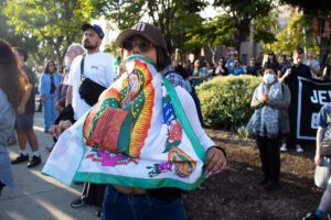 Interfaith-Prayer-Vigil | Angelus en Español Una mujer sostiene un estandarte de Nuestra Señora de Guadalupe durante la vigilia interreligiosa de oración el 10 de junio en el Grand Park de Los Ángeles. (Kimmy Chacón)