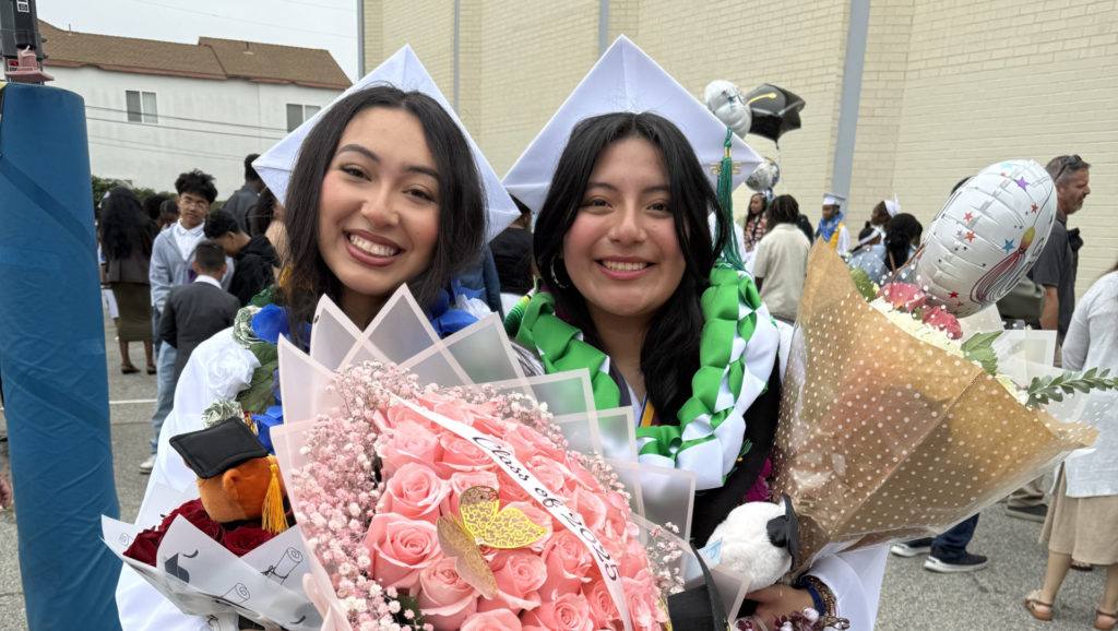 Jedesa Alatorre, a la izquierda, y Haide Hernández posan en la ceremonia de graduación 2025 de la Academia St. Mary, el 7 de junio. (Familia Alatorre)