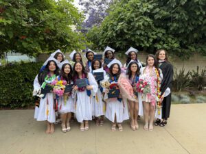 Haide Hernández, primera fila a la izquierda, y Jedesa Alatorre, quinta fila a la izquierda, posan con otros graduados de la St. Mary's Academy tras su ceremonia de graduación el 7 de junio. (Familia Alatorre)