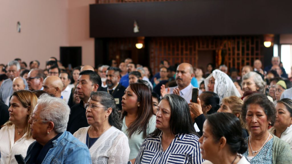 Católicos asisten a una Misa en español en una parroquia del área de Los Ángeles en mayo de 2025. (Angelus News)