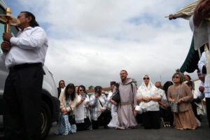 NEP-St-Vincent-DePaul2 | Angelus en Español Los fieles se arrodillan en el estacionamiento de la iglesia St. Vincent DePaul en Los Ángeles, donde la peregrinación eucarística nacional ofreció adoración eucarística el 21 de junio. (Katie Trejo)