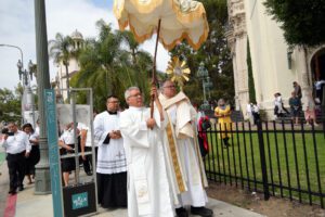 NEP-St-Vincent-DePaul3 | Angelus en Español El padre Gary Mueller, CM, párroco de la iglesia St. Vincent DePaul en Los Ángeles, lleva la custodia con el Santísimo Sacramento por la calle Figueroa durante el segundo día de la peregrinación eucarística nacional en LA, el 21 de junio. (Katie Trejo)