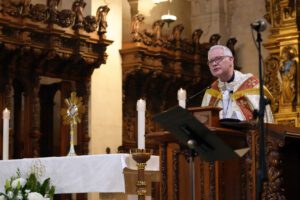 NEP-St-Vincent-DePaul4 | Angelus en Español El obispo auxiliar Matthew Elshoff se dirige a los fieles dentro de la iglesia St. Vincent DePaul en Los Ángeles durante un servicio de adoración eucarística como parte de la peregrinación eucarística nacional en LA, el 21 de junio. (Arquidiócesis de Los Ángeles)