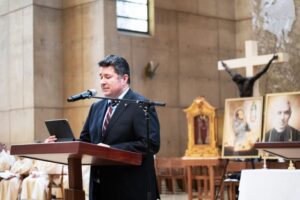 WORLD_DAY_MIGRANTS__REFUGEES_CATHEDRAL_MASS_9292024_36_L2050506_124-768x511 | Angelus en Español Isaac Cuevas, director de Inmigración y Asuntos Públicos de la arquidiócesis, durante la Misa anual por todos los inmigrantes el 29 de septiembre de 2024. (Víctor Alemán)