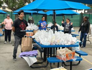 02_St_Agatha_food_bank | Angelus en Español Miembros del Ministerio SHARE de la Iglesia Santa Águeda en Los Ángeles oran durante una distribución de alimentos el 12 de julio para familias necesitadas. (Veronica Reyes)