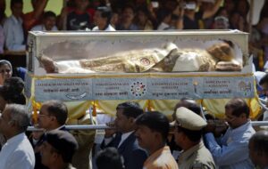 ST FRANCIS XAVIER GOA | Angelus en Español Sacerdotes y fieles indios trasladan los restos de San Francisco Javier desde la Basílica del Buen Jesús hasta la Catedral del Se en Goa, el 21 de noviembre de 2004. La exposición de sus restos se realiza cada 10 años. (OSV News/Arko Datta, Reuters)