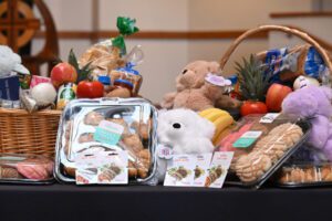 Una exhibición de donaciones, incluidos peluches de The Beverly Hills Teddy Bear Company y víveres de Vallarta Supermarkets, durante la conferencia de prensa del 23 de julio de 2025. (John McCoy)