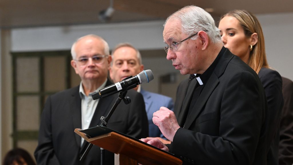 El arzobispo José H. Gomez habla con los medios el 23 de julio de 2025 en la Iglesia St. Patrick, en el sur de Los Ángeles, sobre la crisis migratoria y el nuevo Programa de Asistencia Familiar para ayudar a inmigrantes afectados por recientes redadas de ICE. (John McCoy)