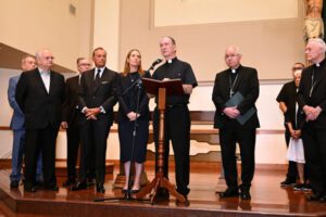 Mons. Timothy Dyer, párroco de la iglesia St. Patrick en el sur de Los Ángeles, habla durante la conferencia de prensa del 23 de julio junto a líderes empresariales de LA que apoyan el nuevo fondo para familias inmigrantes. (John McCoy)