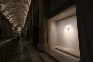 Una luz ilumina una réplica de la cruz pectoral del Papa Francisco sobre su tumba en la nave lateral de la Basílica de Santa María la Mayor de Roma a primera hora del 27 de abril. (CNS/Vatican Media)
