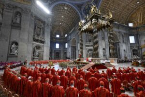 Cardenales celebran la Misa "Pro Eligendo Romano Pontifice" ("por la elección del Romano Pontífice") en la Basílica de San Pedro del Vaticano el 7 de mayo de 2025. (CNS/Vatican Media)