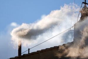 Humo blanco sale de la chimenea de la Capilla Sixtina del Vaticano el 8 de mayo de 2025, indicando que un nuevo Papa ha sido elegido. (CNS/Lola Gómez)