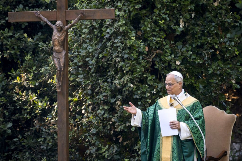 El Papa León XIV celebra la Misa por el Cuidado de la Creación en los terrenos del centro ecológico Borgo Laudato Si' en Castel Gandolfo, Italia, el 9 de julio de 2025. En su homilía, el papa hizo un llamamiento a la conversión ecológica mientras se inspiraba en el legado del papa Francisco y su encíclica "Laudato Si', sobre el cuidado de nuestra casa común." (CNS photo/Cristian Gennari, pool)