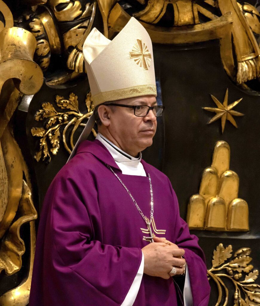 El obispo de San Bernardino, California, Alberto Rojas, concelebra la Misa en el Altar de la Cátedra de la Basílica de San Pedro en el Vaticano el 17 de marzo de 2025. El obispo Rojas dispensó el 8 de julio a los fieles de su diócesis de la obligación de asistir a la misa dominical si temen por su bienestar en medio de las redadas del ICE en el sur de California. (CNS photo/Pablo Esparza)