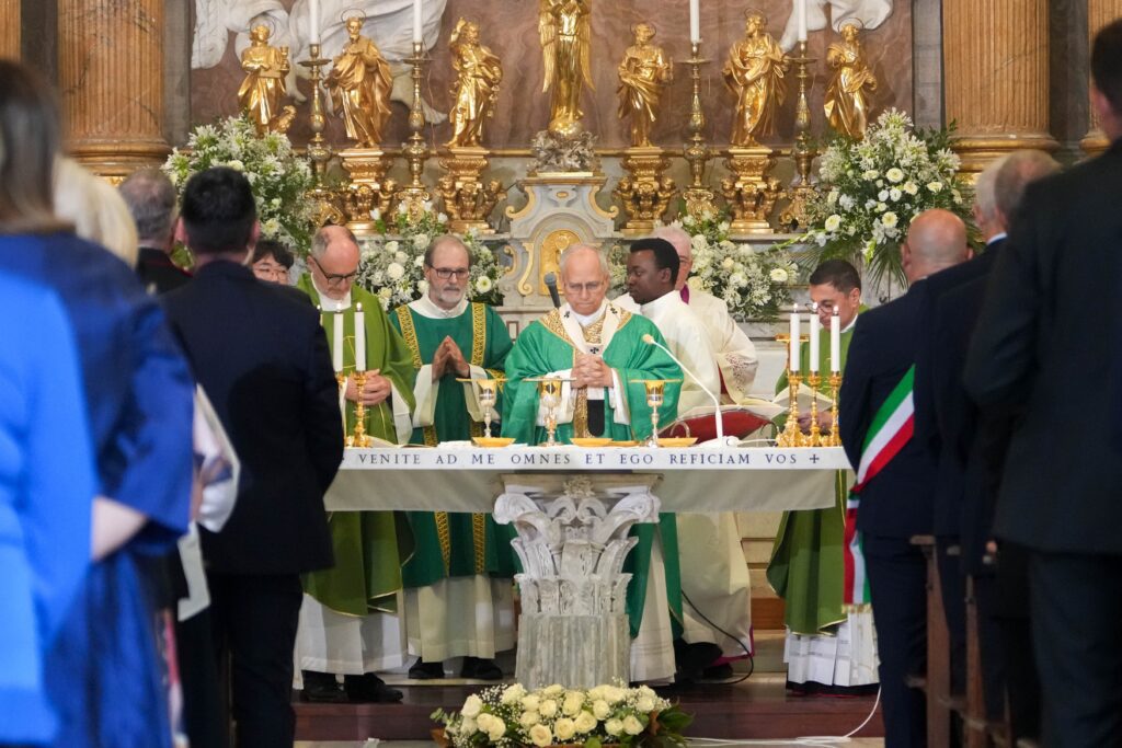 El Papa León XIV celebra misa en la Iglesia de Santo Tomás de Villanueva en Castel Gandolfo, Italia, el 13 de julio de 2025. (CNS photo/Lola Gomez)