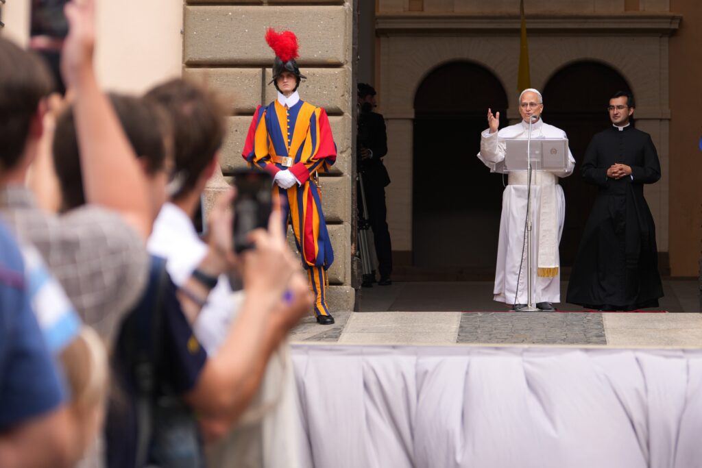 El Papa León XIV saluda a los visitantes al término de su primera oración del Ángelus en Castel Gandolfo, Italia, 13 de julio de 2025. (CNS photo/Lola Gomez)