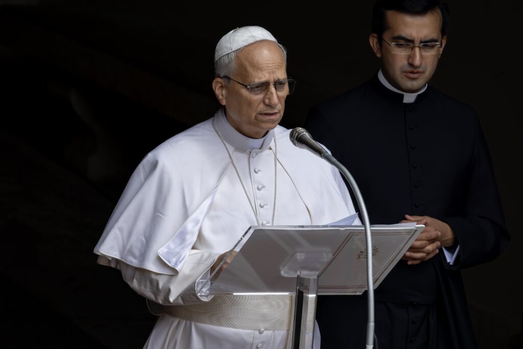 El Papa León XIV pronuncia su primer Ángelus desde Castel Gandolfo, Italia, el 13 de julio de 2025. (CNS photo/Pablo Esparza)