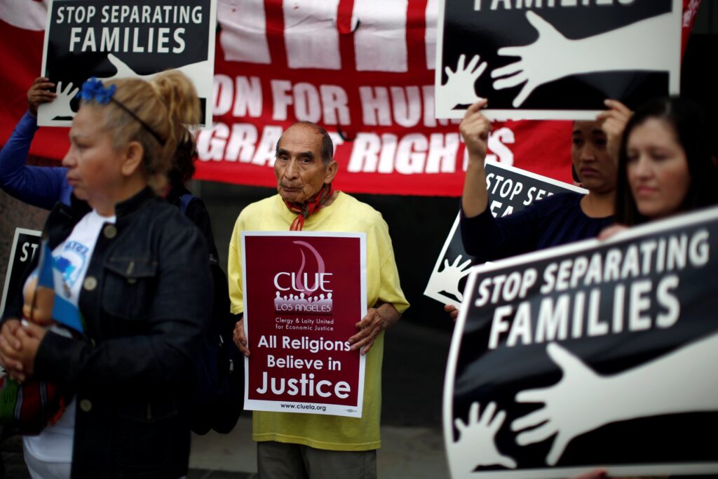 Una foto de archivo muestra a personas con pancartas en una protesta en Los Ángeles contra los planes para deportar a los solicitantes de asilo centroamericanos. (OSV News photo/Lucy Nicholson, Reuters)