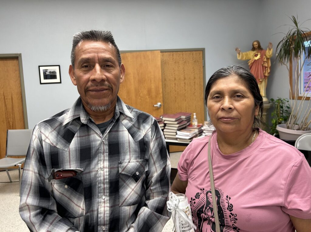 Francisco Pedro y su esposa, Lucía Juan Diego, posan después de asistir a una vigilia de oración el 6 de julio de 2025 en nombre de su nieto Pascual Pedro Pedro en la Iglesia de San José (St. Joseph Church) en West Liberty, Iowa. Su nieto, quien estaba bajo custodia de ICE, fue deportado al día siguiente a Guatemala. (Foto de OSV News/Barb Arland-Fye, The Catholic Messenger)