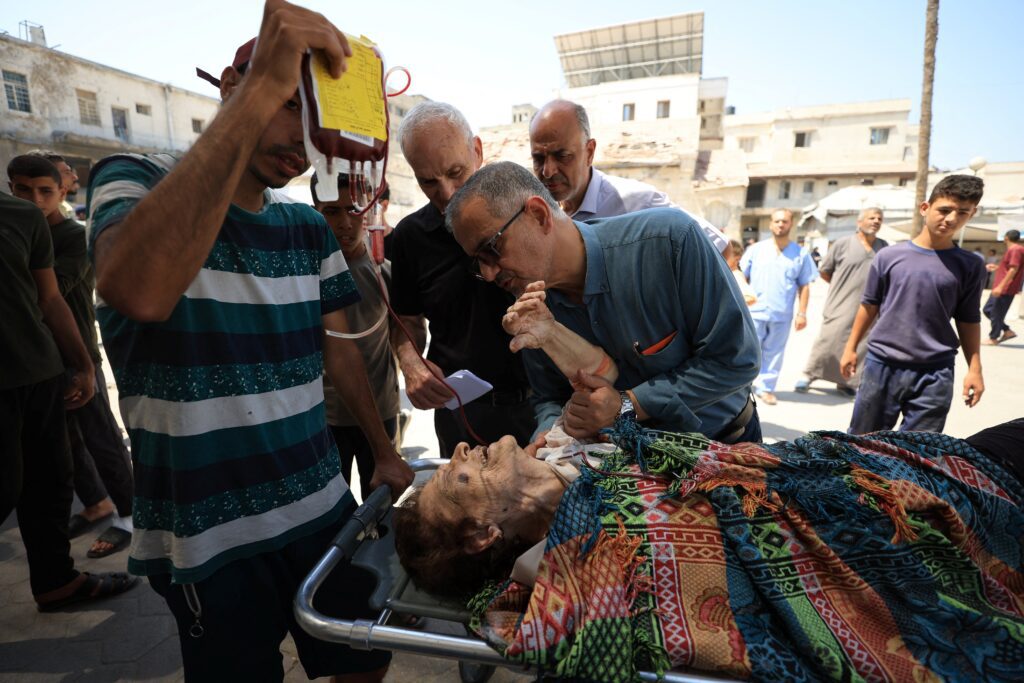 Una mujer cristiana palestina herida es ingresada en el hospital bautista árabe de Al-Ahli tras lo que, según los primeros informes y los médicos, fue un ataque con tanques israelíes contra la iglesia de la Sagrada Familia, la única parroquia católica de la Franja de Gaza, en la ciudad de Gaza el 17 de julio de 2025. (OSV News/Dawoud Abu Alkas, Reuters)