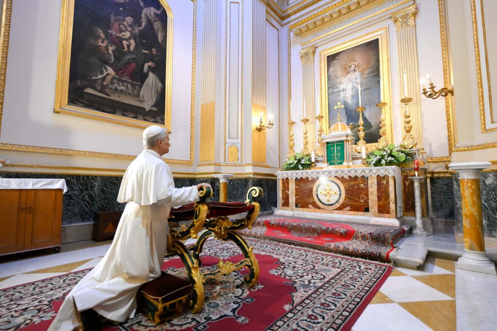 El Papa León XIV reza en una capilla lateral de la Catedral de San Pancracio Mártir en Albano Laziale, al sureste de Roma, Italia, 20 de julio de 2025. (Foto CNS/Vatican Media)