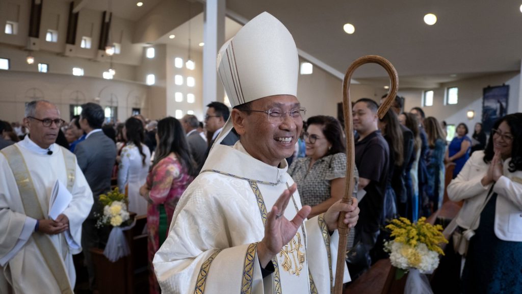 El obispo Michael M. Pham saluda mientras se retira de la Iglesia Católica St. Therese of Carmel en San Diego, California, tras su instalación como séptimo obispo de la Diócesis de San Diego el 17 de julio de 2025. (OSV News/David Maung, The Southern Cross)