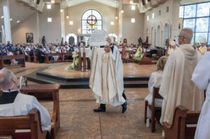 BISHOP MICHAEL PHAM SAN DIEGO INSTALLATION | Angelus en Español El obispo Michael M. Pham muestra la bula papal que lo designa séptimo obispo de la Diócesis de San Diego a la comunidad reunida en la iglesia St. Therese of Carmel en San Diego, California, para su instalación el 17 de julio de 2025. (OSV News/Charlie Neuman, The Southern Cross)