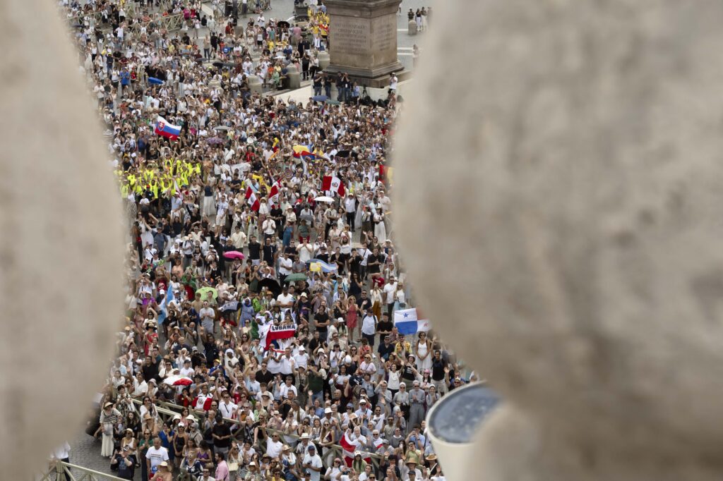 Los visitantes se reúnen en la Plaza de San Pedro del Vaticano para el Ángelus con el Papa León XIV el 27 de julio de 2025. (CNS photo/Vatican Media)